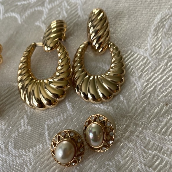 Five Pair Gold Tone Pierced Earrings Fashion Jewelry - Picture 3 of 4